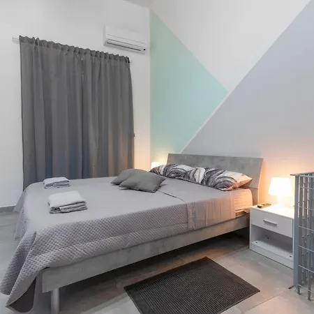 לינה וארוחת בוקר Eg House 3*